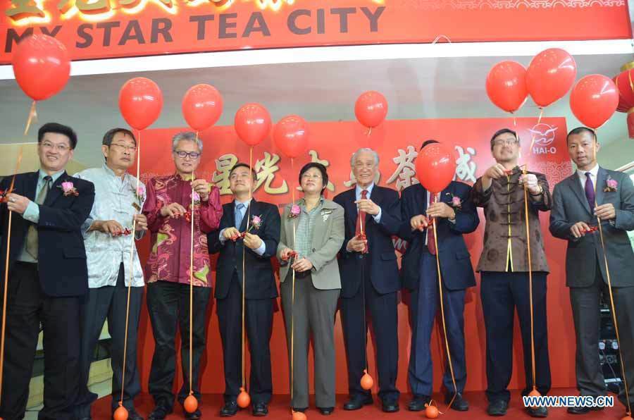 Malaysia’s Vice Minister of Women, Family and Community Development Datin Paduka Chew Mei Fun (5th left), Wu Zhengping (4th left), councilor of the Economic and Commercial Section of the Chinese Embassy and Director manager of Malaysian Hai-O Group Tan Khai Hee (4th right) and other guests attend the opening ceremony of the Tea Town run by Malaysian Hai-O Group in Kuala Lumpur, March 30, 2015, which is dubbed a good platform for tea culture exchange. 