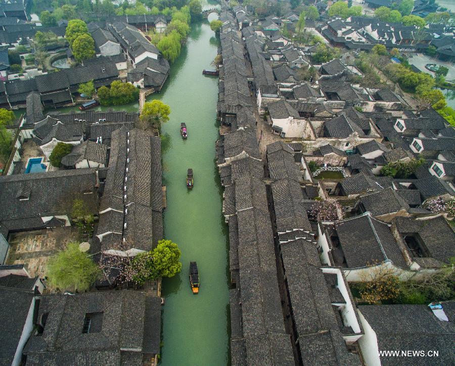 The ancient 'Xiangshi', dating back to the Tang Dynasty (618-907AD), kicked off in Wuzhen Friday. During this time each year, varieties of local dramas are staged and native vaudevilles are displayed. 