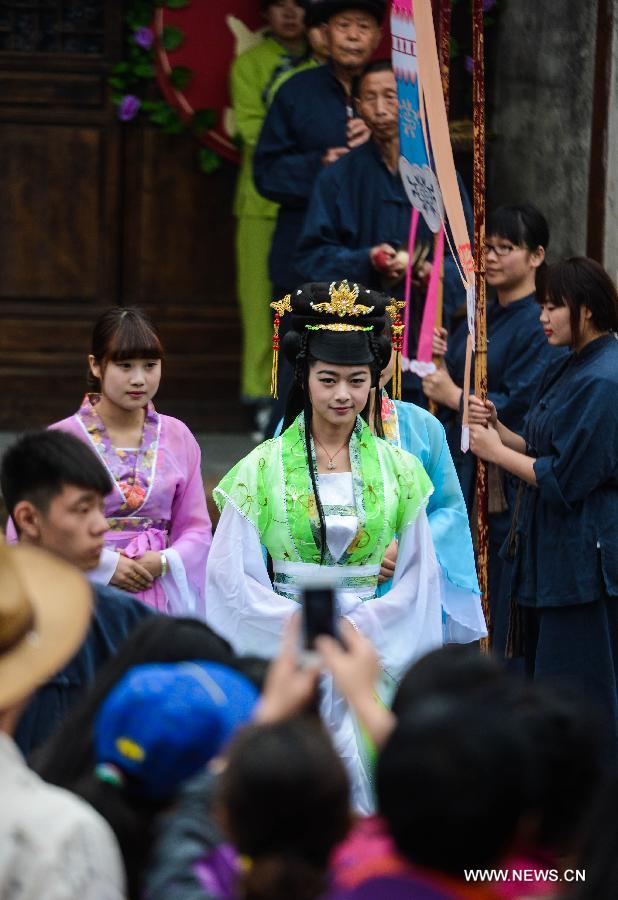 The ancient 'Xiangshi', dating back to the Tang Dynasty (618-907AD), kicked off in Wuzhen Friday. During this time each year, varieties of local dramas are staged and native vaudevilles are displayed. 