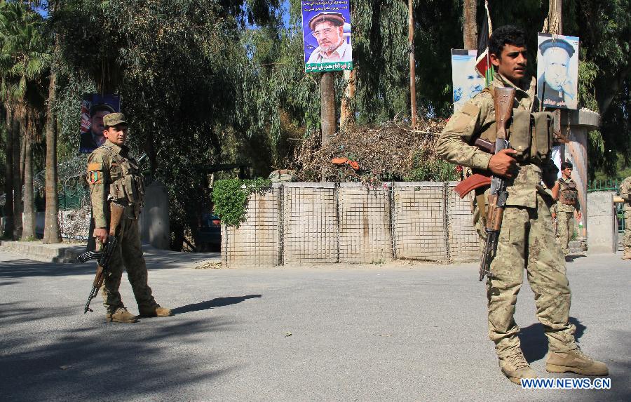 Soldiers inspect the site of gunfire in Jalalabad, capital of east Afghanistan's Nangahar Province, April 8, 2015.