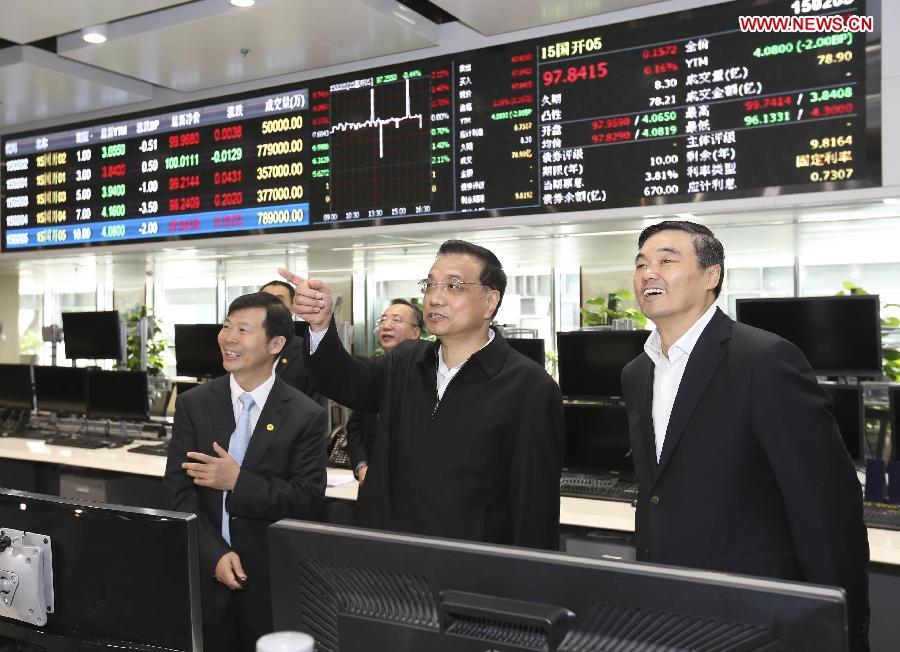 Chinese Premier Li Keqiang (front C) inspects the China Development Bank in Beijing, capital of China, April 17, 2015. Li made an inspection tour in Industrial and Commercial Bank of China (ICBC) and China Development Bank Friday.