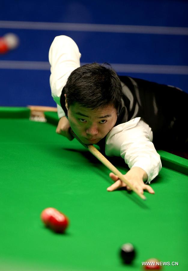 Ding Junhui of China competes during the first half of the first round match against Mark Davis of England at the 2015 World Snooker Championship in Sheffield, Britain, April 20, 2015. Mark Davis led 4-3 in the first half. (Xinhua/Han Yan) 