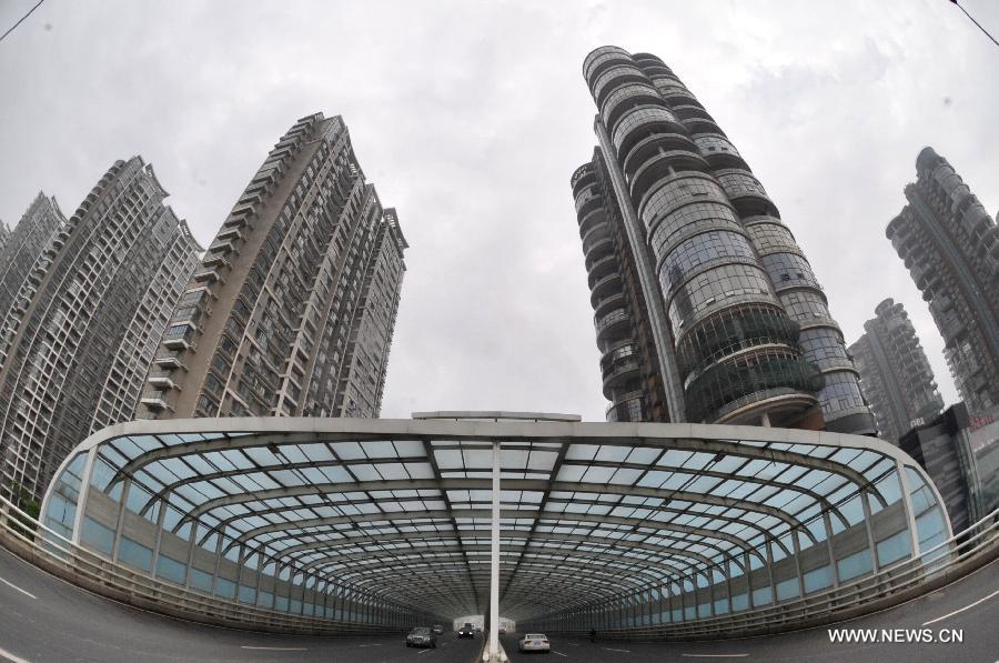 The provincial investment in the real estate industry during the first two months has shown a negative growth, the first drop within seven years, accroding to a report by Department of Land and Resources of Hunan Province.