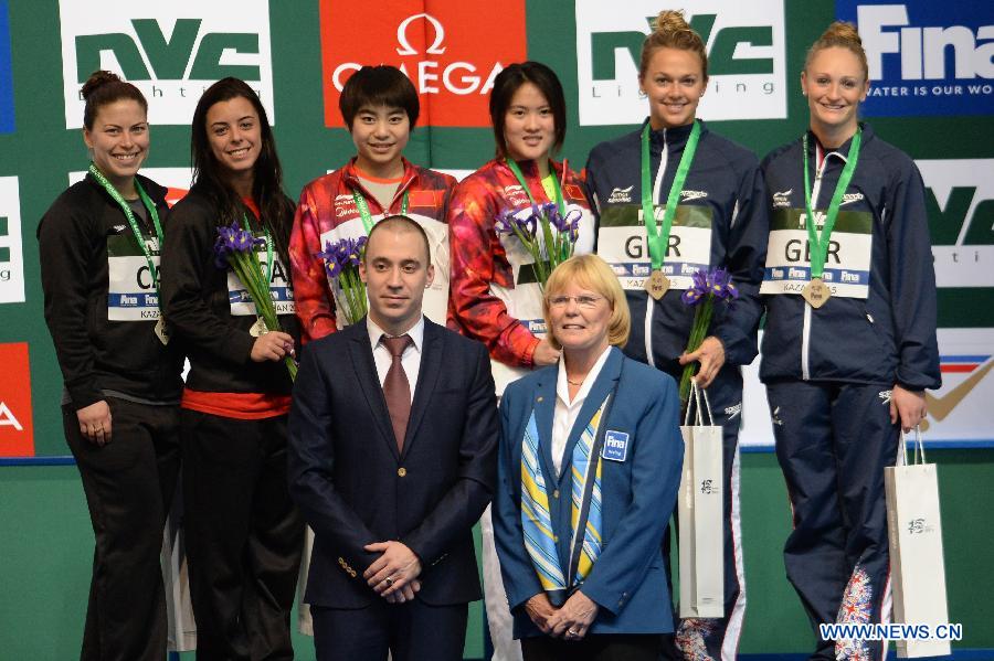 Chen Ruolin (Back, 3rd R) and Liu Huixia (Back, 3rd L) of China pose for photo during the awarding ceremony of the women's 10m synchro platform final at FINA Diving World Series in Kazan, Russia, April 24, 2015.