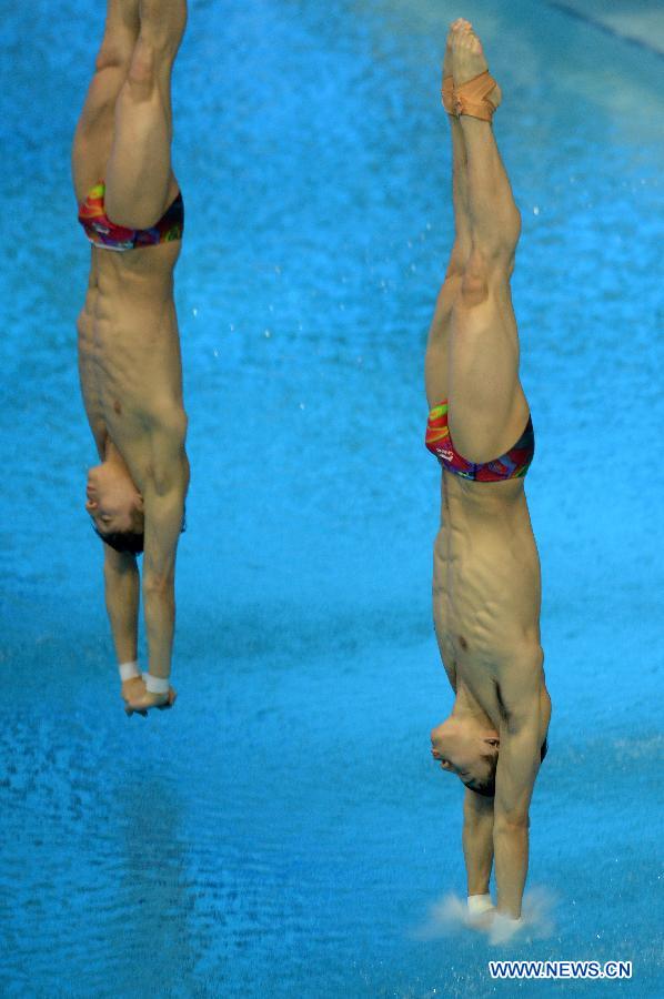 Chen Aisen and Lin Yue of China compete during the men's 10m synchro platform final at FINA Diving World Series in Kazan, Russia, April 24, 2015. 