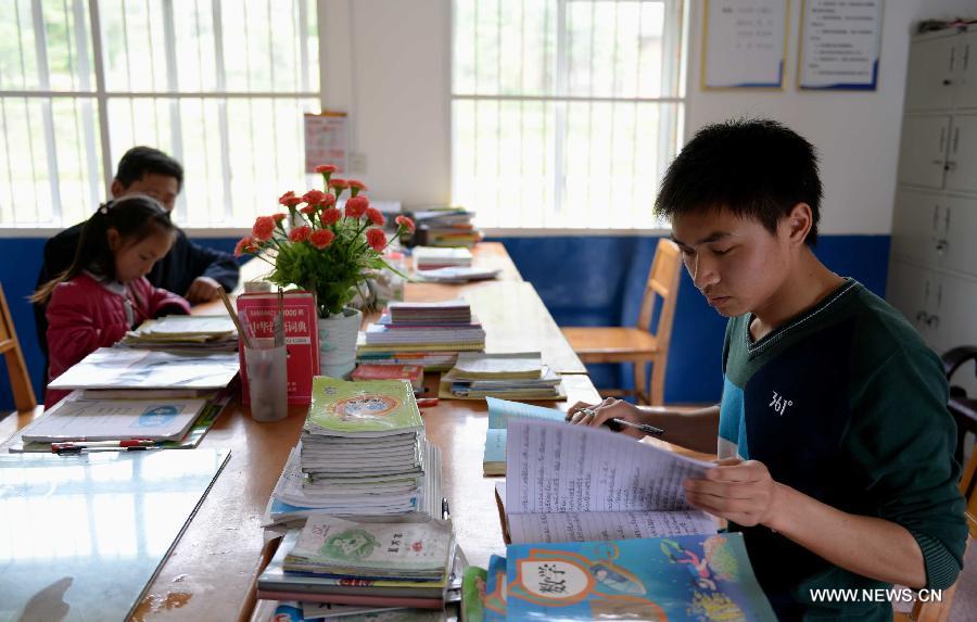  The 56-year-old Wang Dayong and his 28-year-old son have taught in this rural school, which is located in mountain area, for 36 years and 10 years respectively.