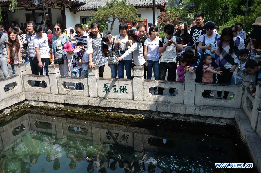 People visit the Baotuquan Park in Jinan, capital of east China's Shandong Province, on May 1, 2015. Shandong received more than 28 million tourists during the May Day holidays on May 1-3. (Xinhua/Zhu Zheng)