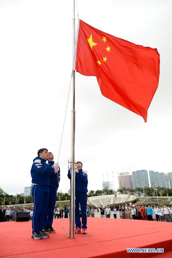 Students raise the national flag in Macao, south China, May 4, 2015. More than 1,000 people including representatives of 43 schools and 19 youth communities and Macao SAR officials on Monday took part in the national flag-raising ceremony to celebrate the Chinese Youth Day marking the May 4th Movement that happened on May 4, 1919, ushering in the new-democratic revolution in China. (Xinhua/Cheong Kam Ka) 