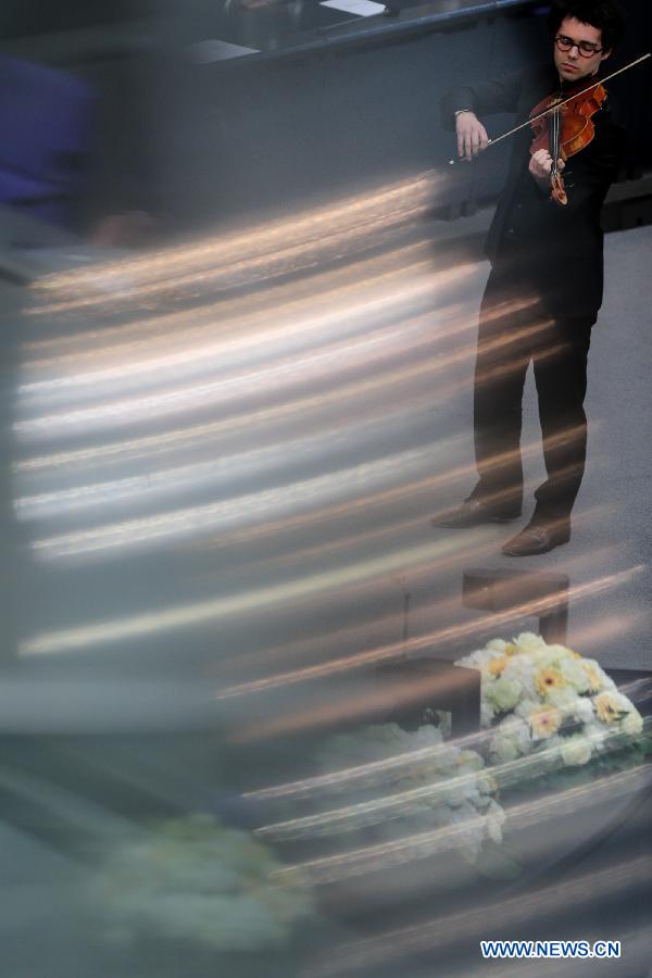 A musician performs during a session in memorial of the 70th anniversary of the end of World War II in Berlin, Germany, on May 8, 2015. 