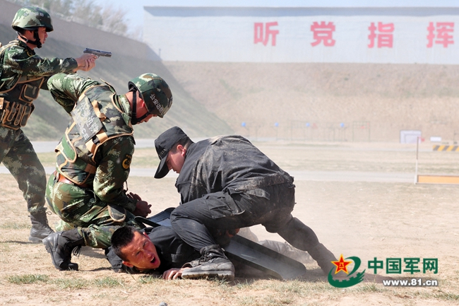 5月8日,在位于新疆维吾尔自治区昌吉市的武警新疆边防总队训练基地