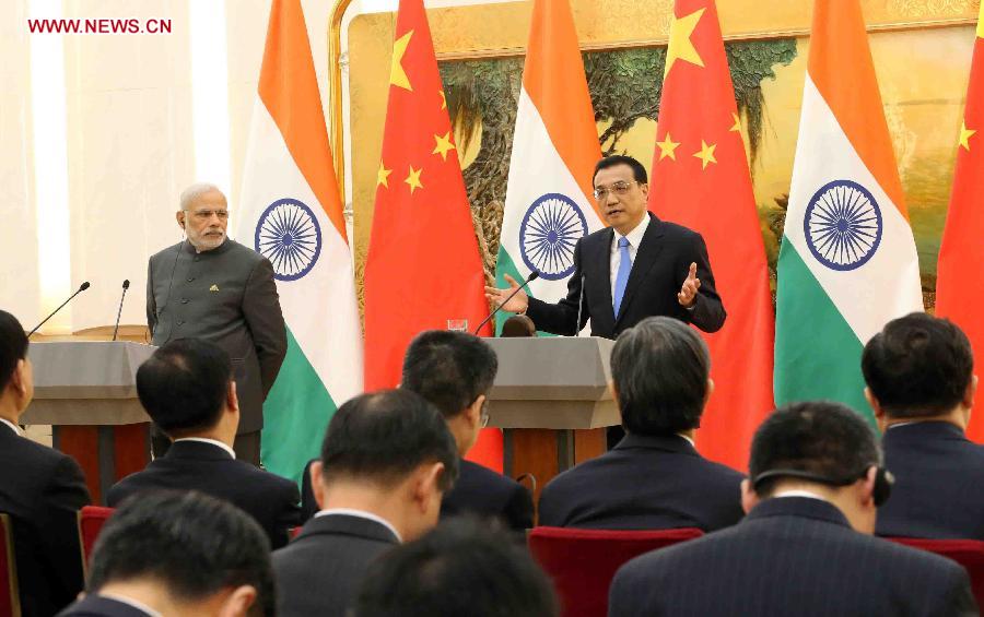 Chinese Premier Li Keqiang (R rear) and Indian Prime Minister Narendra Modi attend a joint press conference at the Great Hall of the People in Beijing, capital of China, May 15, 2015.