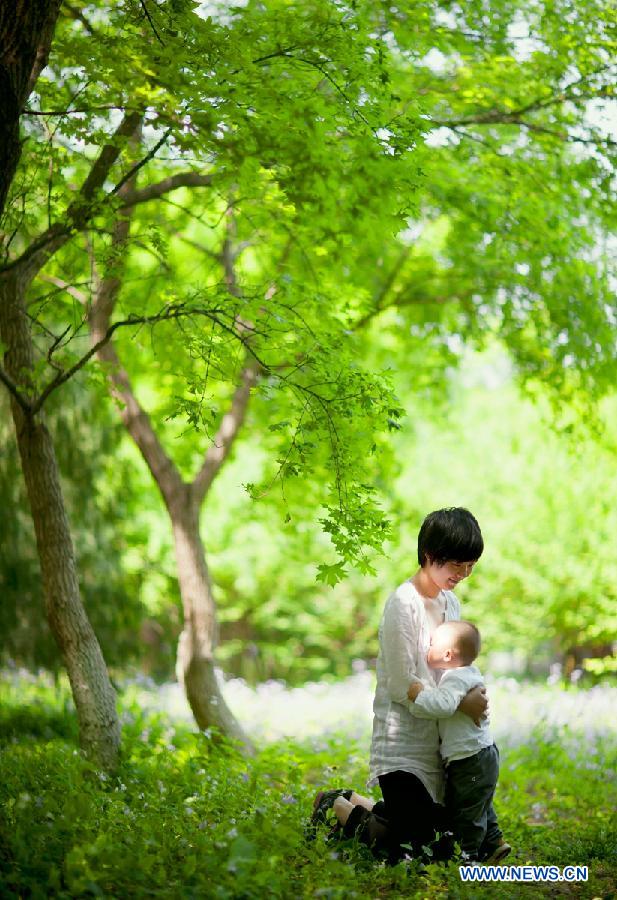 Photo provided by La Leche League-China shows a mother breastfeeding her child. May 20 is China's National Breastfeeding Awareness Day. As the pronounciation of '520' is close to 'I Love You,' many mothers feel meaningful to have their breastfeeding photos to make public. La Leche League-China, a branch of an international organization that provides mother-to-mother support, information and encouragment for breastfeeding, has collected art photos of breastfeeding mothers for three consecutive years. (Xinhua/La Leche League-China)  