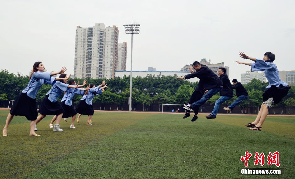 重庆大学生拍民国风毕业照记录校园生活