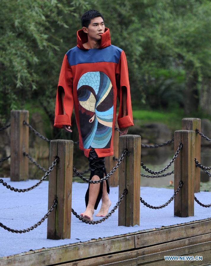 A model displays the creation of graduates in Hunan Arts and Crafts Vocational College in Yiyang, central China's Hunan Province, May 23, 2015.