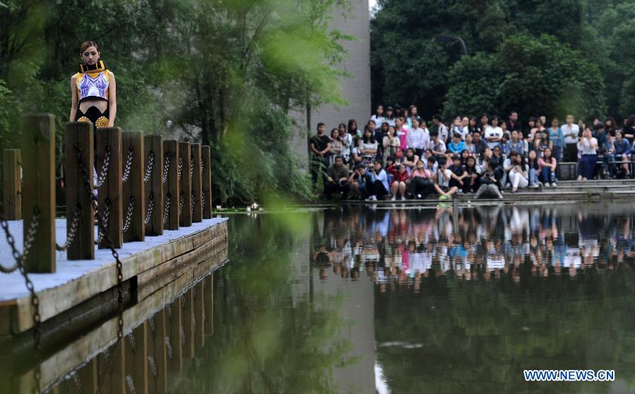 A model displays the creation of graduates in Hunan Arts and Crafts Vocational College in Yiyang, central China's Hunan Province, May 23, 2015. 