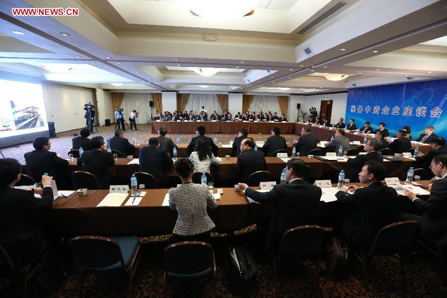 Chinese Premier Li Keqiang (C) speaks during a symposium on Chinese companies in Peru in Lima, capital of Peru, May 23, 2015.