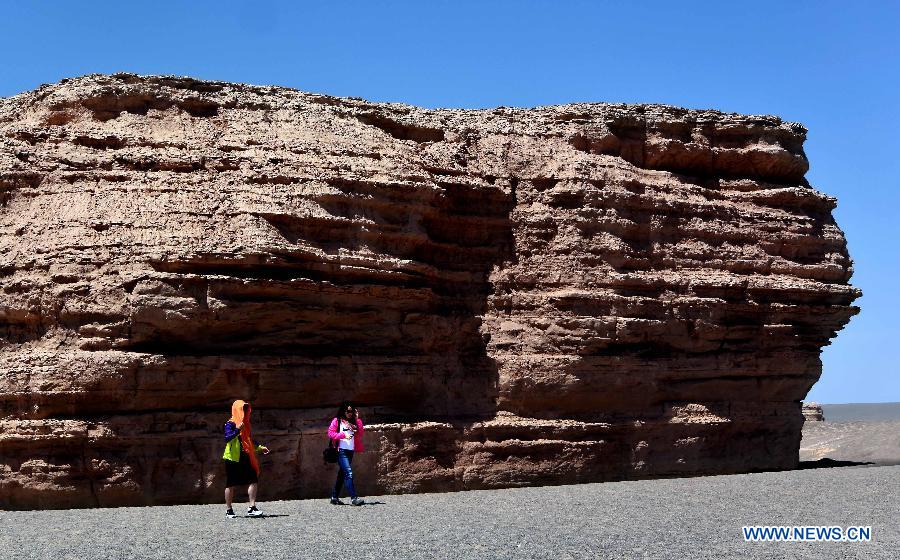 Photo taken on May 24, 2015 shows a wall-shaped yardang landform at Dunhuang Yardang National Geopark in Dunhuang, northwest China's Gansu Province. (Xinhua/Wang Song)