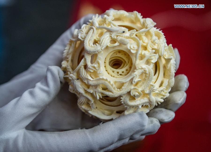 Photo taken on May 18, 2015 shows smuggled artworks made of ivory seized by members of Hangzhou Customs, in Hangzhou, east China's Zhejiang Province. Hangzhou Customs announced Thursday that they have seized over 270 kilograms smuggled ivory and about 9 kilograms rhino horn since June last year.