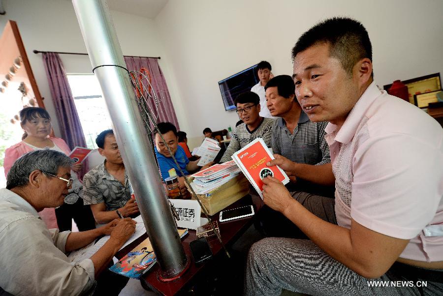  As the stock market rally in China, most of families of the Nanliu Village began to invest in stocks. 