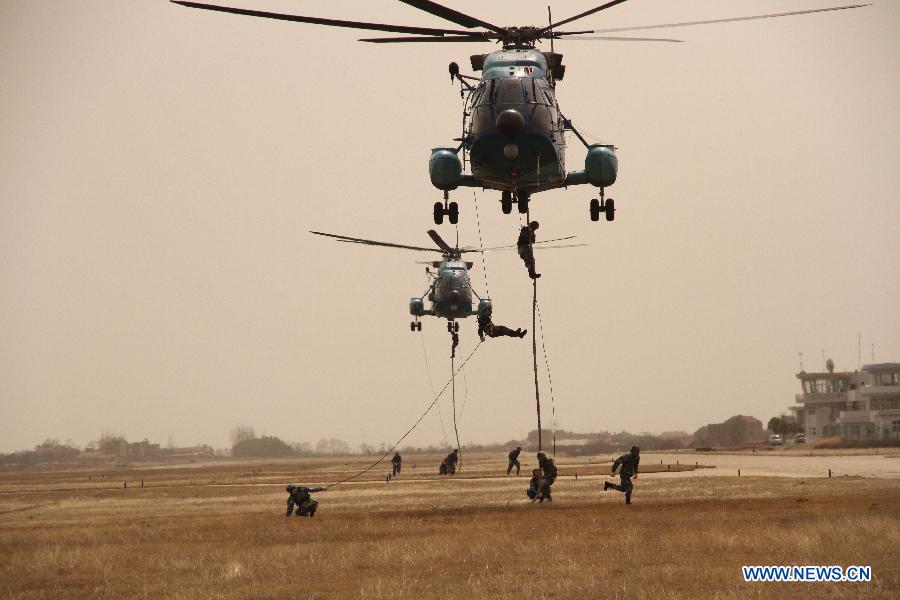 File photo shows soldiers of the Chinese Air Force special airborne operation troop attending a drill on March 3, 2015. 