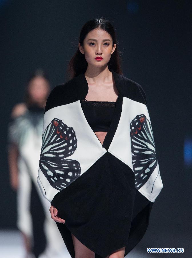 #CHINA-WUHAN-GRADUATES-FASHION SHOW(CN)