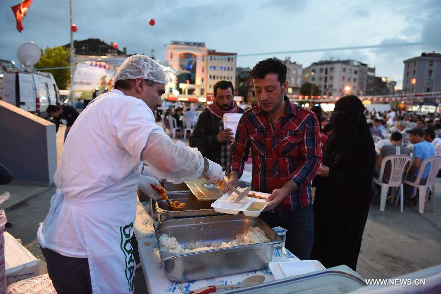 TURKEY-ISTANBUL-RAMADAN-DINNER AFTER SUNSET