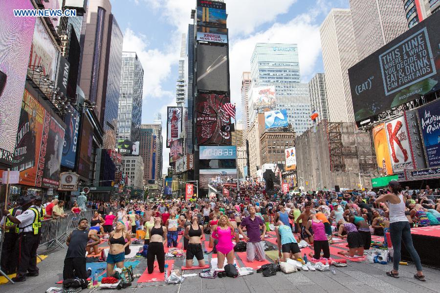 People across world practice yoga on Int'l Yoga Day