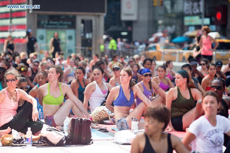 People across world practice yoga on Int'l Yoga Day