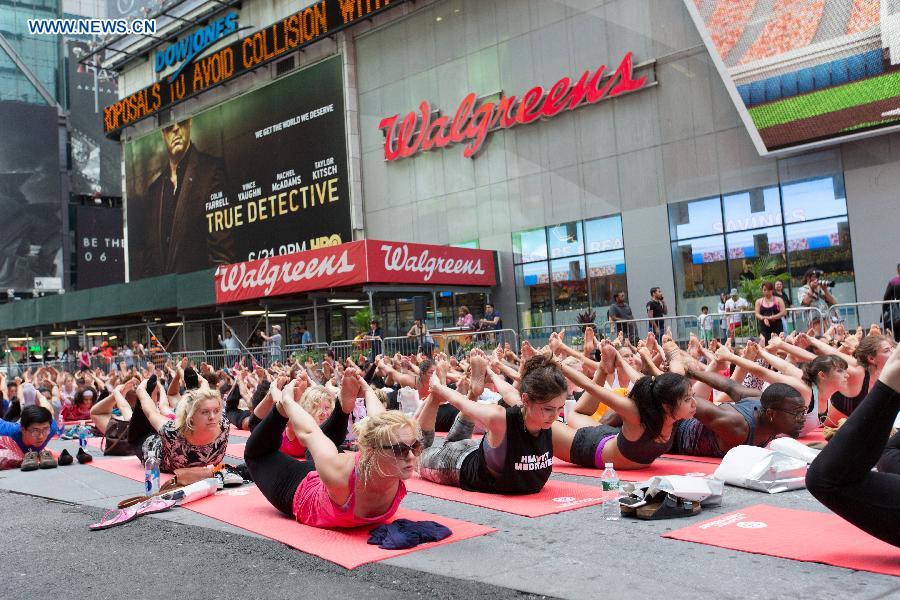 People across world practice yoga on Int'l Yoga Day