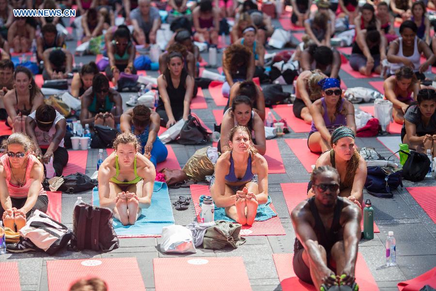 People across world practice yoga on Int'l Yoga Day