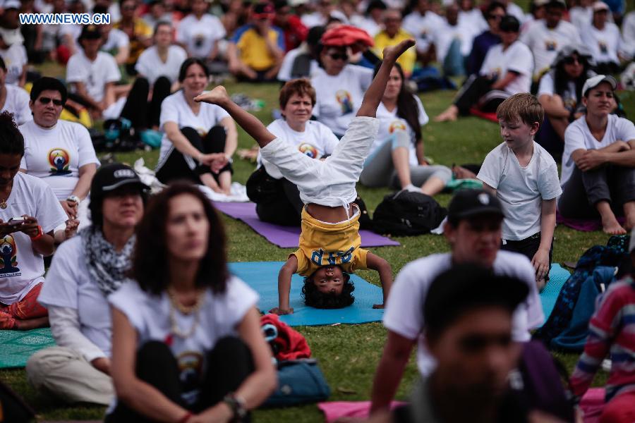 People across world practice yoga on Int'l Yoga Day