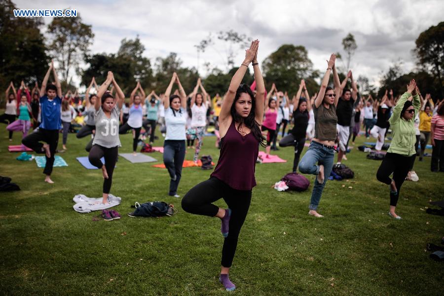 People across world practice yoga on Int'l Yoga Day