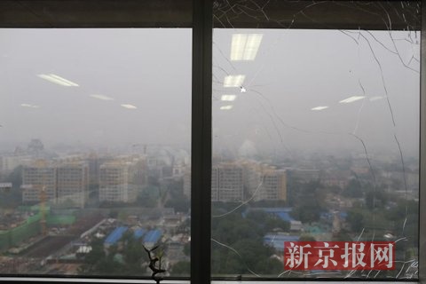 Cracks can be seen on the window panes of the Junefield Plaza in Beijing, June 25, 2015.  (Photo/The Beijing News)