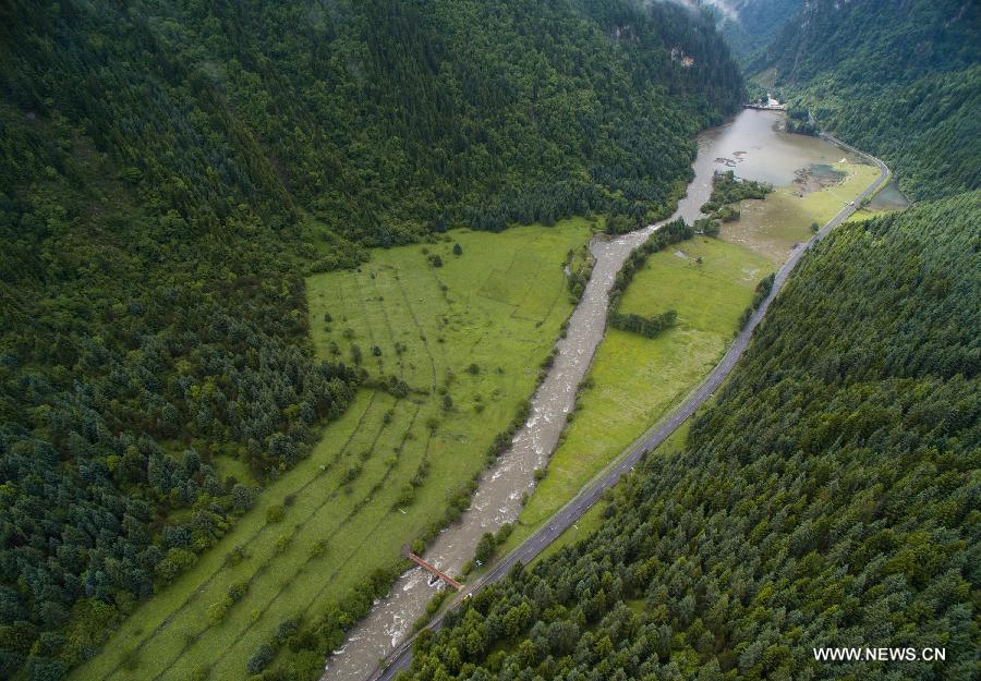  The Dagu glacier scenic spot is the newest tourist spot after the Jiuzhaigou Scenic Area, Huanglong Scenic Area and the Wolong National Nature Reserve in Aba.