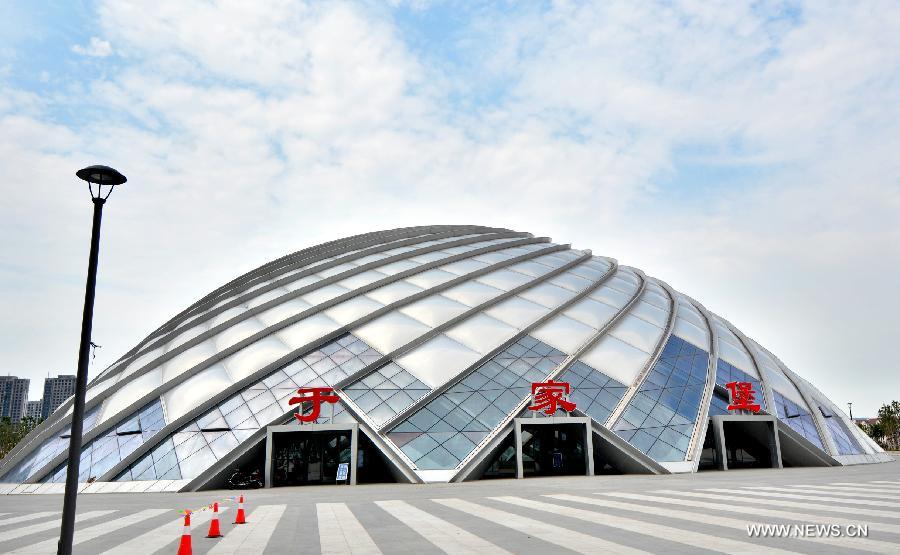 Photo taken on July 4, 2015 shows the exterior scene of Yujiapu Station on the extending line of the Beijing-Tianjin high-speed intercity railway in north China's Tianjin Municipality. 