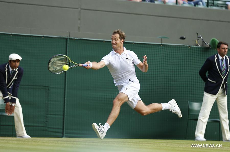 Stan Wawrinka of Switzerland servess a ball during men's quarterfinal match against Richard Gasquet of France at the 2015 Wimbledon Championships in Wimbledon, southwest London, July 8, 2015. Gasquet won the game 6-4, 4-6, 3-6, 6-4 and 11-9. (Xinhua/Ye Pingfan)