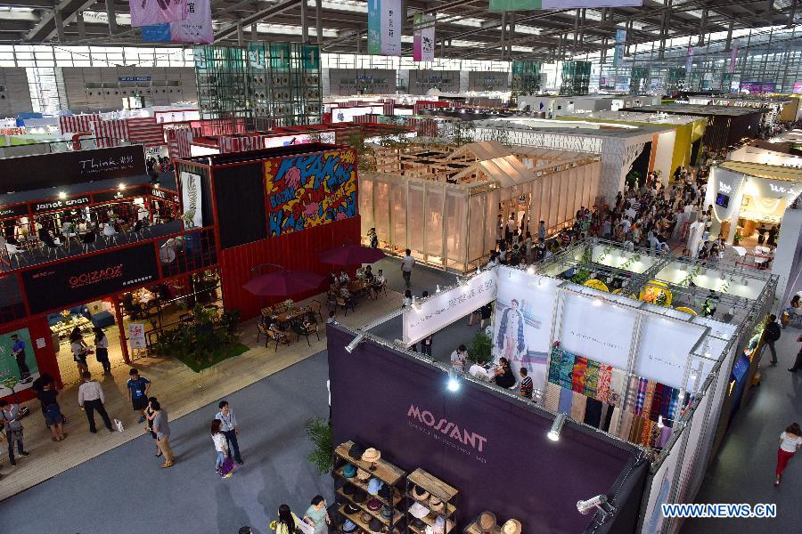 Visitors view the exhibits during the 15th China International Fashion Brand Fair held in Shenzhen, south China, July 9, 2015. 