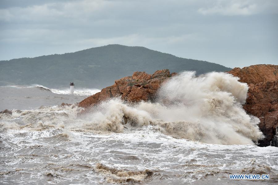 Turbulent sea waves hit shore in Sansha Township of Xiapu, southeast China's Fujian Province, July 10, 2015. China is on highest alert as super typhoon Chan-Hom approaches the eastern coast at high speeds.