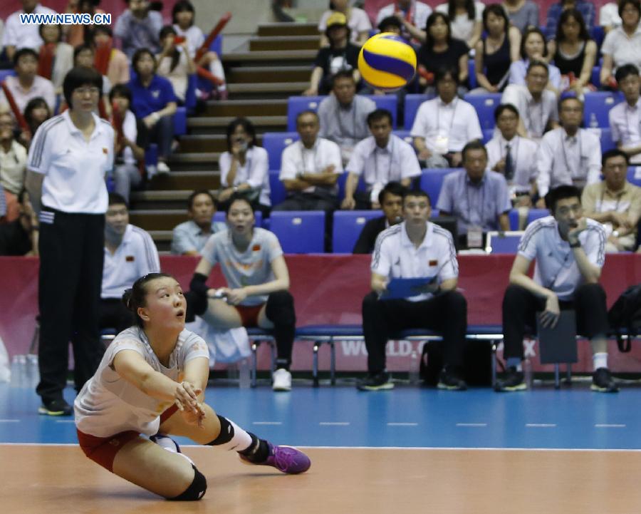 Zhang Changning of China saves the ball during their match against Japan at the 2015 FIVB Volleyball World Grand Prix in Saitama, Japan, July 12, 2015. 