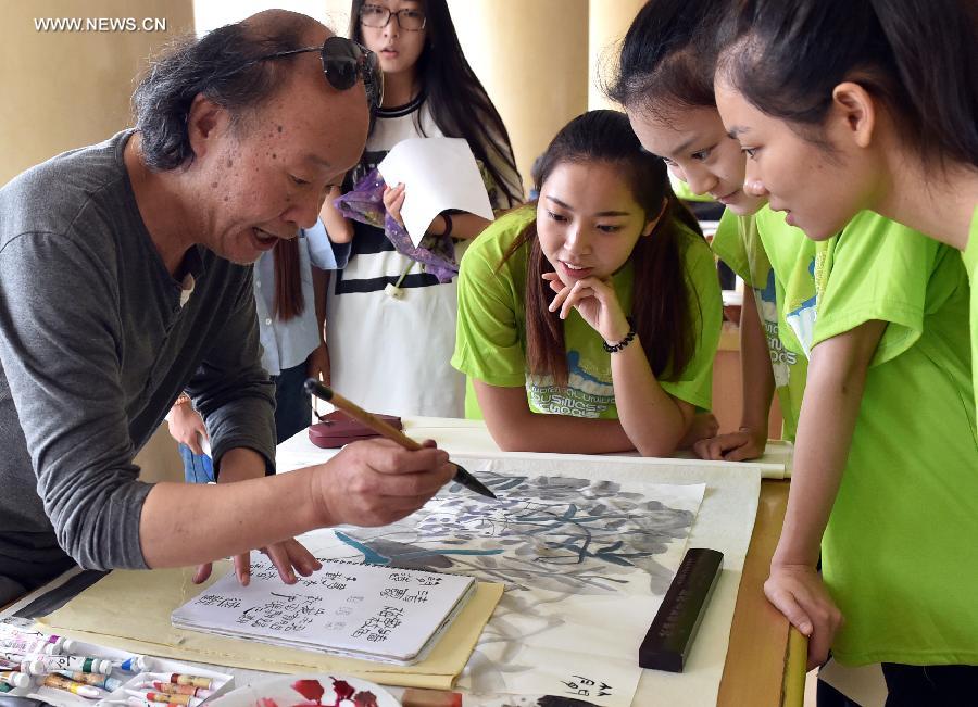 CHINA-YUNNAN-KUNMING-ARTISTS IN CAMPUS(CN)