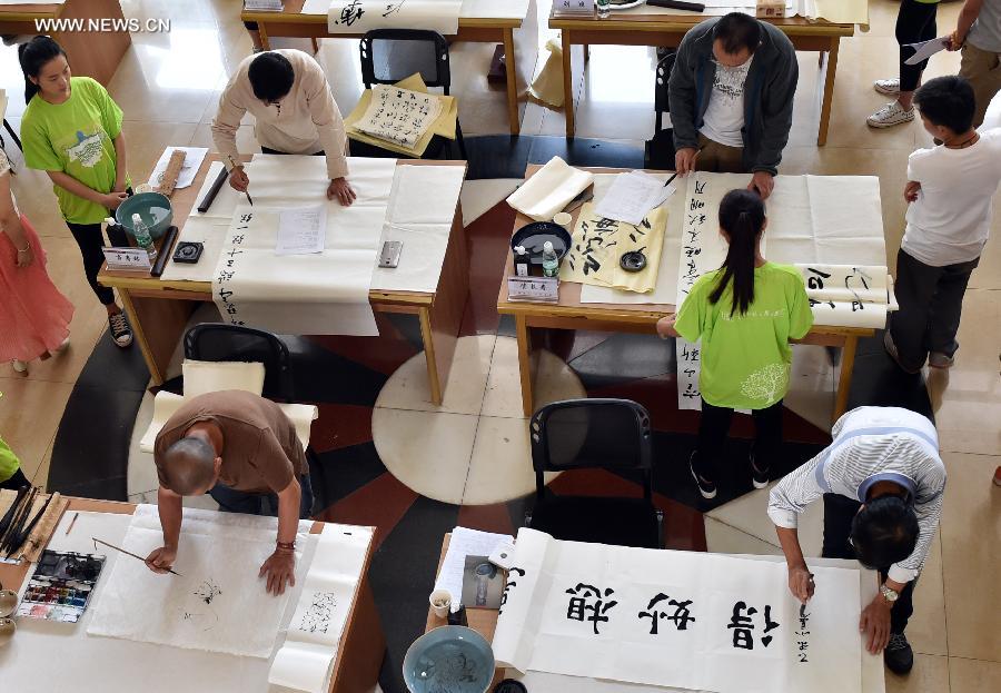 CHINA-YUNNAN-KUNMING-ARTISTS IN CAMPUS(CN)