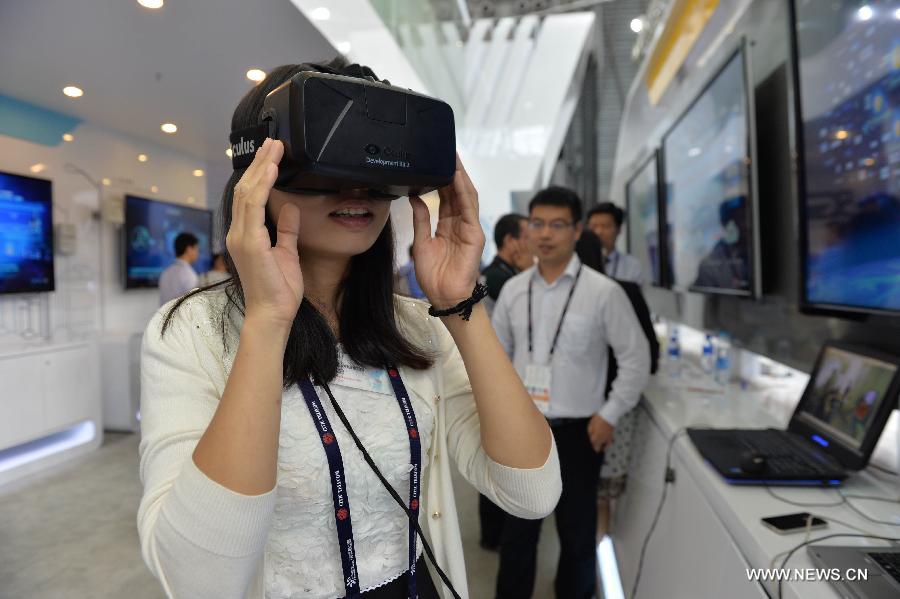 A visitor experiences a 3D simulation equipment during the Mobile World Congress Shanghai in Shanghai, east China, July 17, 2015.