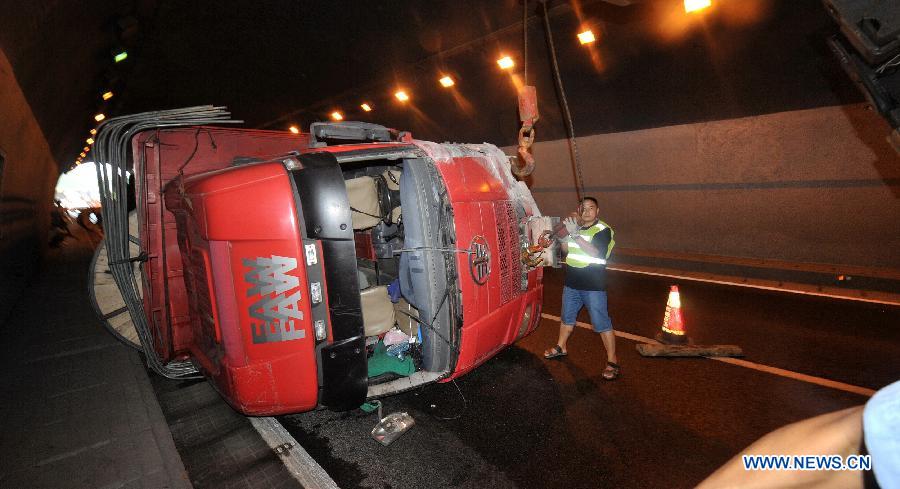 A truck runs into another vehicle on the highway linking Shaoyang and Huaihua in east China's Hunan Province, July 28, 2015. A rollover accident happened to a truck on Tuesday in the highway in Hunan Province, causing crashes and traffic jam. (Xinhua/Long Hongtao)