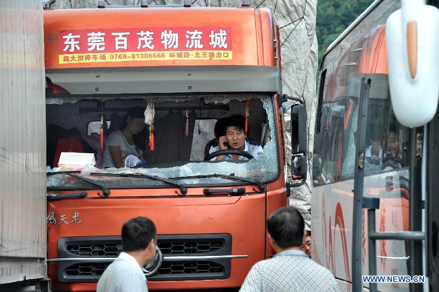 A truck runs into another vehicle on the highway linking Shaoyang and Huaihua in east China's Hunan Province, July 28, 2015. A rollover accident happened to a truck on Tuesday in the highway in Hunan Province, causing crashes and traffic jam. (Xinhua/Long Hongtao)