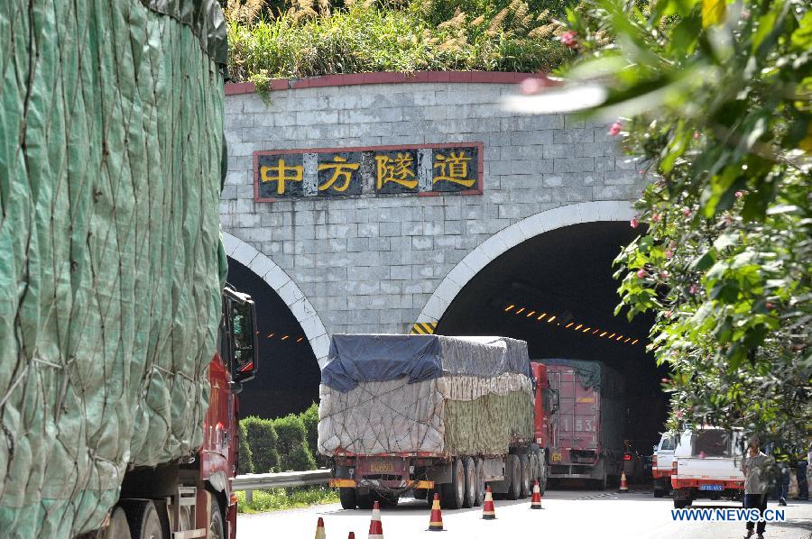 A truck runs into another vehicle on the highway linking Shaoyang and Huaihua in east China's Hunan Province, July 28, 2015. A rollover accident happened to a truck on Tuesday in the highway in Hunan Province, causing crashes and traffic jam. (Xinhua/Long Hongtao)