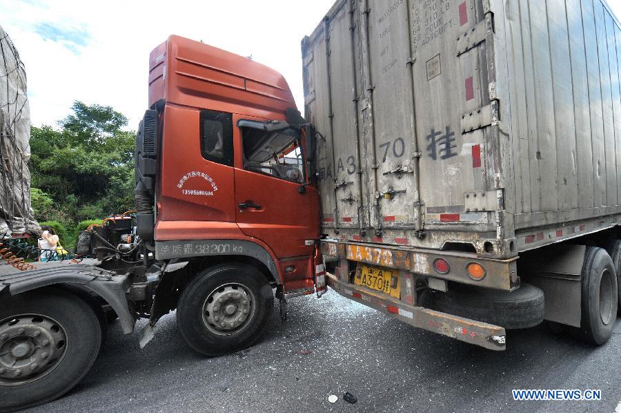 A truck runs into another vehicle on the highway linking Shaoyang and Huaihua in east China's Hunan Province, July 28, 2015. A rollover accident happened to a truck on Tuesday in the highway in Hunan Province, causing crashes and traffic jam. (Xinhua/Long Hongtao)