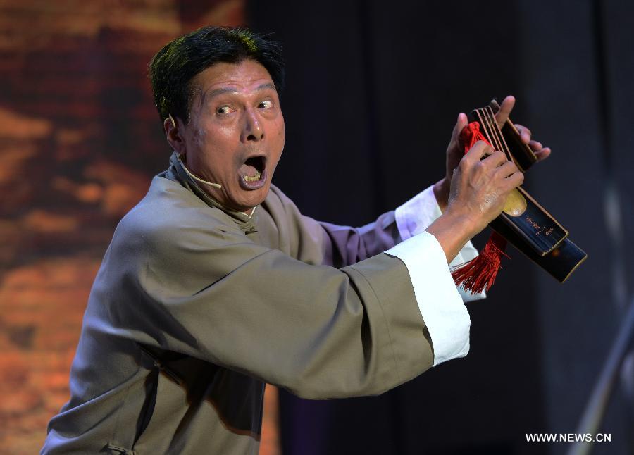 Artist Li Bao performs during a Quyi (traditional folk vocal arts) contest in Zhengzhou, catipal of central China's Henan Province, July 29, 2015. (Xinhua/Zhu Xiang) 