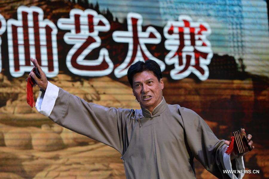 Artist Li Bao performs during a Quyi (traditional folk vocal arts) contest in Zhengzhou, catipal of central China's Henan Province, July 29, 2015. (Xinhua/Zhu Xiang) 