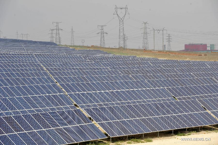 Photo taken on July 28, 2015 shows the first project of photovoltaic power system generating electricity in Zhonglitenghui photovoltaic power station in Shizuishan City of northwest China's Ningxia Hui Autonomous Region. Shizuishan City developed clean power to reduce the press of power supply and also consumption of coal in 2014. (Xinhua/Peng Zhaozhi) 