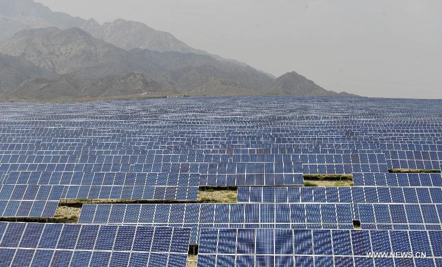 Photo taken on July 28, 2015 shows the first project of photovoltaic power system generating electricity in Zhonglitenghui photovoltaic power station in Shizuishan City of northwest China's Ningxia Hui Autonomous Region. Shizuishan City developed clean power to reduce the press of power supply and also consumption of coal in 2014. (Xinhua/Peng Zhaozhi) 